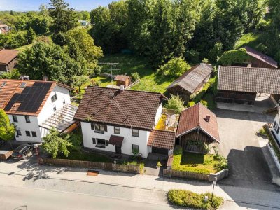 Seltene Gelegenheit: renovierungsbedürftiges Haus mit Zugang zu großzügiger Grünfläche!