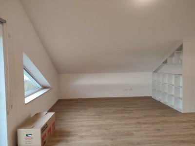 Moderne großzügige Einliegerwohnung in ruhiger Ortsrand Lage in Hausen 75 qm / Kontakt:0152 56131912