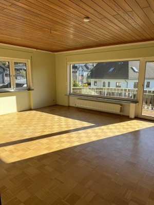 WOHNEN MIT WEITBLICK ++ FREISTEHENDES EINFAMILIENHAUS MIT TRAUMGRUNDSTÜCK  ++ HÜNSTETTEN ++