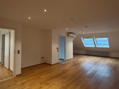 Helle 2-Zimmer-Dachgeschosswohnung, 81m², große Terrasse