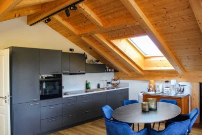 Großzügige, helle 2-Zimmer-DG-Wohnung mit Einbauküche und großem Balkon (Baujahr 2024)