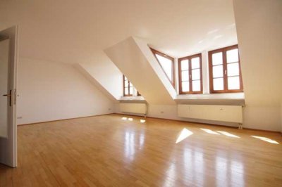 Schöne Dachgeschoss-Wohnung am Zentrum| in ruhige Lage | Einbauküche | Balkon