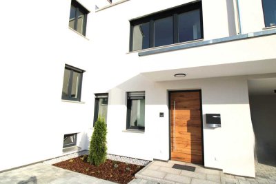 Elegantes Familienhaus in Manching mit pflegeleichtem Garten – Hochwertige Ausstattung für modernes
