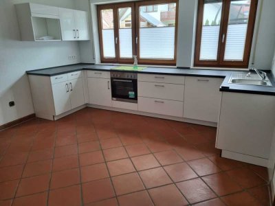 Lichtdurchflutete 2,5 Zimmer EG-Wohnung mit Terrasse, EBK und Stellplatz in Hattenhofen