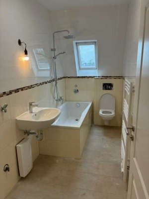 ERSTBEZUG nach Sanierung. Neuwertige EINBAUKÜCHE. TOP-Lage!