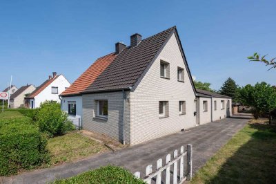 Eigenheimtraum mit Riesen-Grundstück: Schöne DHH mit Garage und Lagerräumen in Kaarst-Holzbüttgen