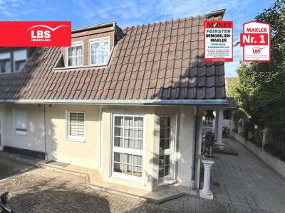 Moderne Doppelhaushälfte mit luxuriöser Ausstattung, Pool & Außenküche