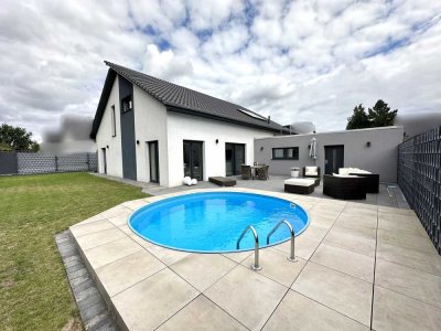 Modernes Einfamilienhaus mit Pool, Doppelgarage & luxuriöser Ausstattung – Bezugsfertig nahe Wolfsbu