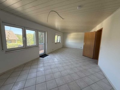 Frisch renovierte 4-Zi.-EG-Wohnung 
mit Terrasse und 2 Stellplätzen