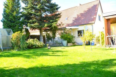 Charmante Doppelhaushälfte mit großzügigem Garten- ideal für Familien und Paare!