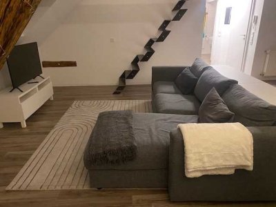 Voll möbilierte DG-Wohnung 2,5 Zimmer KB und Balkon
