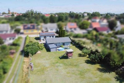 Familientraum - Kernsanierter Bungalow mit ELW im Nebengebäude und großem Garten in Feldrandlage