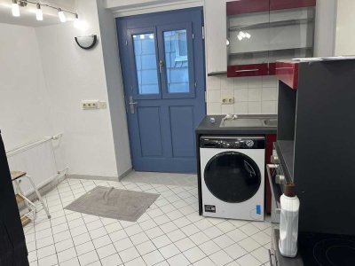 Ansprechende neu sanierte Altbauwohnung mit 1,5-Zimmen plus Duschbad und Küche mit Essplatz.