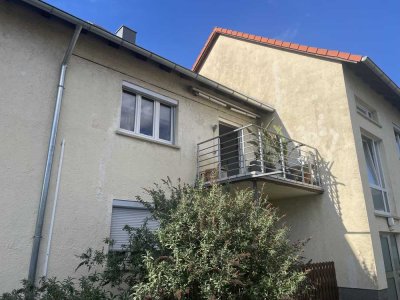 2-Zimmer Wohnung mit Balkon, Gemüsebeet, Schuppen, 2 Keller, Einbauküche und Dachboden