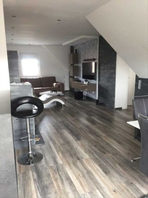 Ansprechende und vollst. renovierte 3-Zimmer-Penthouse-Wohnung mit lux. Innenausstattung mit EBK