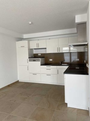 Helle, geräumige 3 Zimmer Wohnung mit schöner Küche und großem Balkon