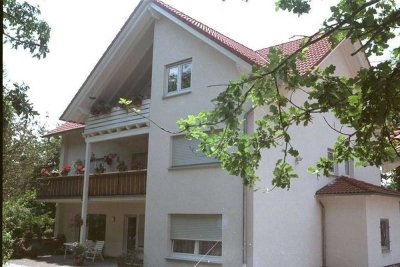Großzügige 3-Zi.-Wohnung mit Garage und Balkon: Blick ins Grüne