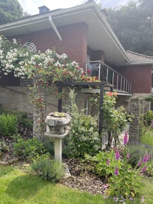 Attraktive und vollständig renovierte 3-Zimmer-Wohnung mit Terrasse und EBK in Ibbenbüren