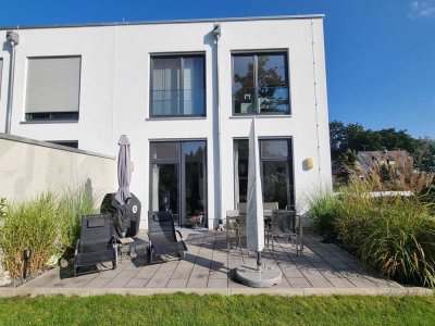 Moderne, sehr hochwertig ausgestattete Doppelhaushälfte in herrlicher Randlage