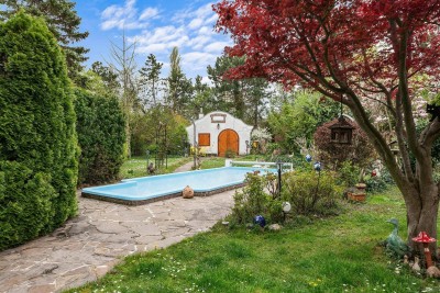 Charmanter Hausanteil mit großem Garten, Pool und Weinkeller