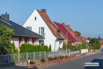 Wohnhaus mit ehem. Pferdestall und ehem. Garage