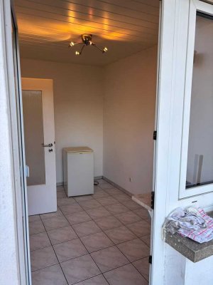 1-Zimmer Wohnung mit Küche, Bad und zwei Balkonen direkt am Roßdörfer Platz
