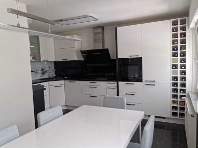 Stilvolle 3-Zimmer-Wohnung mit Balkon und EBK in Langen