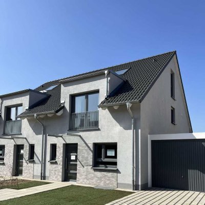 Schlüsselfertige DHH mit eigenem Garten!!