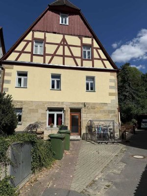 Landhausflair trifft moderne Wohnqualität – 3 Zimmer Wohnung im historischen Herzen Heroldsbergs