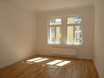 Exklusiv sanierte 3-Raumwohnung mit Balkon direkt am Karl-Heine-Kanal - Altbau aus der Gründerzeit!!