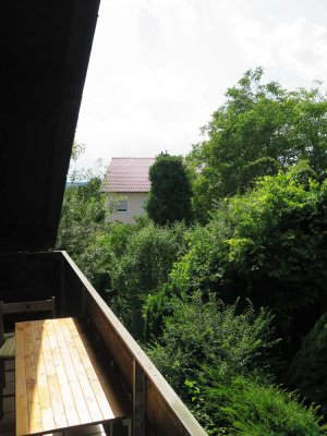 Gepflegte DG-Wohnung mit dreieinhalb Zimmern sowie Balkon und EBK in Weißenhorn