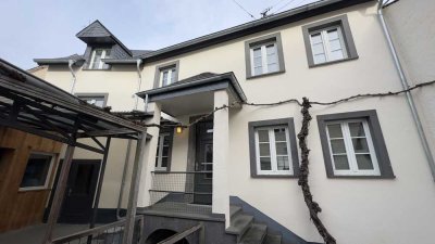 TOP Zustand: Ehem. Winzerhaus mit separater Wohnung, zwei Terrassen, Garage & Stellplatz