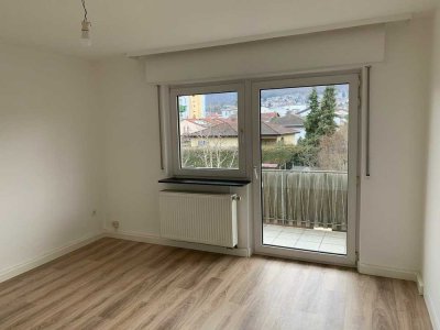 Moderne 3-Zimmer-Wohnung mit Balkon und Einbauküche.