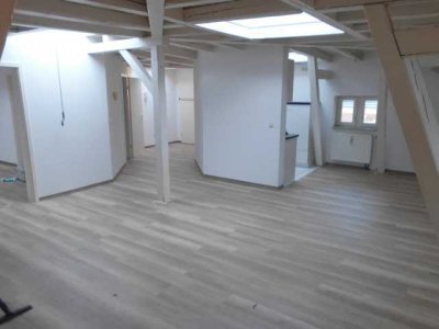 Außergewöhnliche zwei Zimmer Wohnung im Dachgeschoss einer ruhigen Villa. (auch Möbliert möglich)