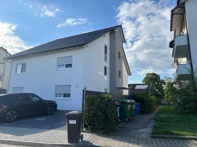 Neuwertige 2,5 Zimmer Penthouse-Wohnung mit exklusiver Ausstattung in Ortsrandlage