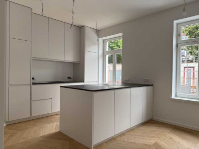 Kernsanieter Altbau mit moderner Raumaufteilung und hochwertigen Schreinereinbauten