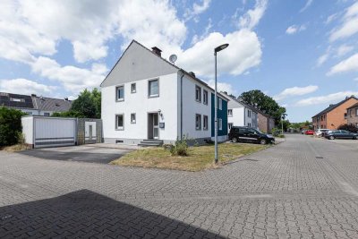 Sofort frei! Modernisierte DHH mit Garage und Stellplatz in ansprechender Lage. Hell und freundlich!