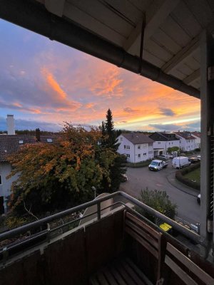 Modernisierte Dachgeschosswohnung mit zwei Zimmern sowie Balkon und EBK
