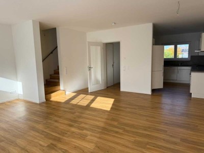 Eckreihenhaus mit 4 Zimmern auf ca. 119 m² Wohnfläche, zwei Carportstellplätze, Kellerraum