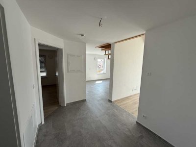 Geschmackvolle, neuwertige 2,5-Zimmer-Maisonette-Wohnung mit geh. Innenausstattung mit Balkon