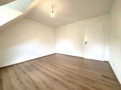 Frisch renovierte 2-Zimmer-Dachgeschosswohnung in Bochum-Wattenscheid mit Gemeinschaftsgarten