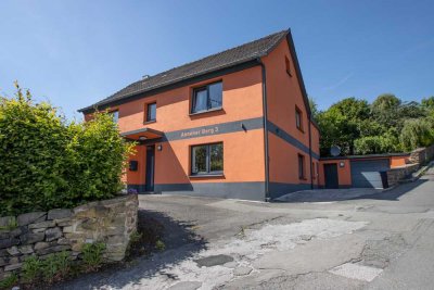 Teilmodernisiertes Zweifamilienhaus mit Garage und Stellplatz auf 566 m² Grundstück