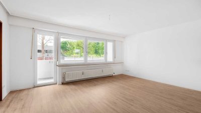 Teil-Renovierte 3-Zi-Erdgeschosswohnung mit Einbauküche, Loggia & Wintergarten.