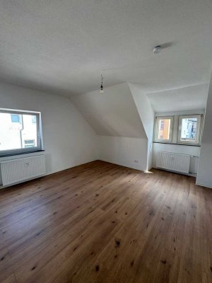 Attraktive 2-Zimmer Dachgeschosswohnung - frisch kernsaniert (Whg. 5)