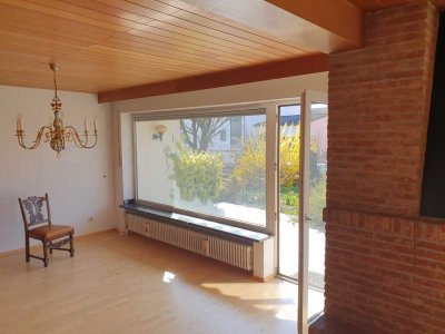 Entdecken Sie diese großzügige Immobilie in begehrter Lage auf einem großen ruhigen Grundstück!