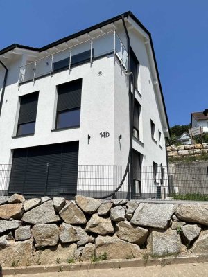 Neugebaute Doppelhaushälfte: Wohnen und Arbeiten mitten im Grünen