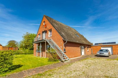 Sylt vor der Tür: Charmantes Wohnhaus mit zwei Einheiten, Garage & Carport in Klanxbüll