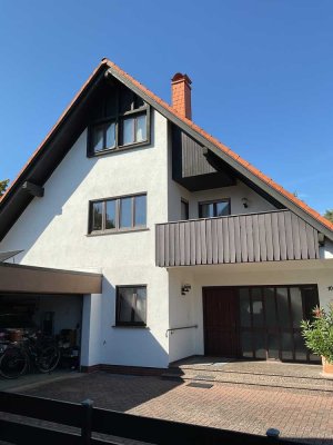 Helle 4-Zimmer-Dachgeschosswohnung mit Terrasse und Balkon in ruhiger Waldrandlage in Griesheim
