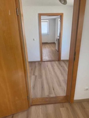 Gepflegte Wohnung mit zwei Zimmern sowie Balkon und Einbauküche in Leiblfing