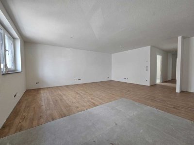 ERSTBEZUG nach Kernsanierung! Großzügige 4 ZKB mit Balkon